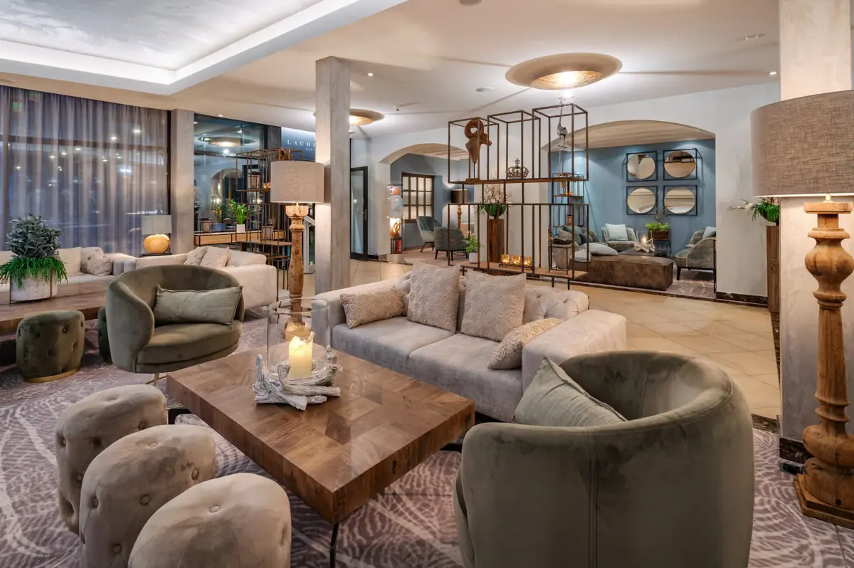 Die Lobby vom aja Fürstenhaus am Achensee mit vielen Sesseln.