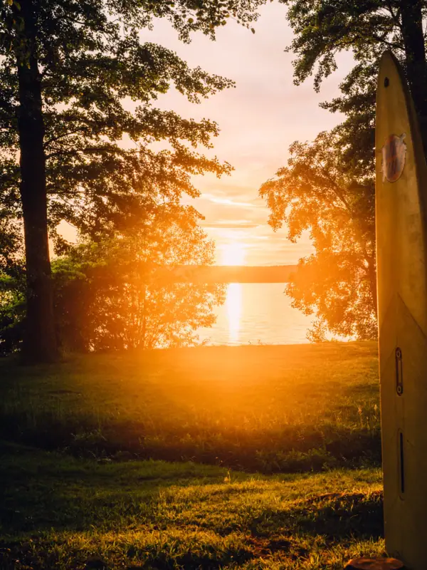 Der Scharmützelsee bei Sonnenlicht.