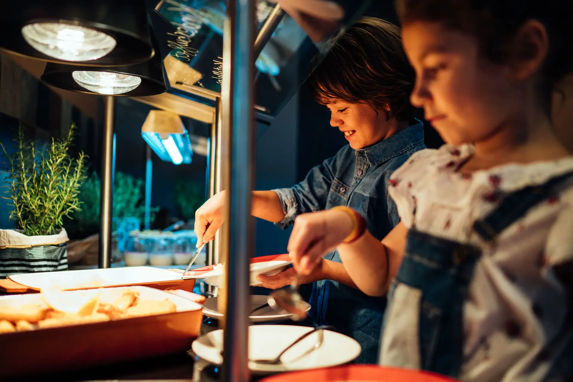 Kinder am Buffet Kindergruppe am Buffet mit verschiedenen Speisen.