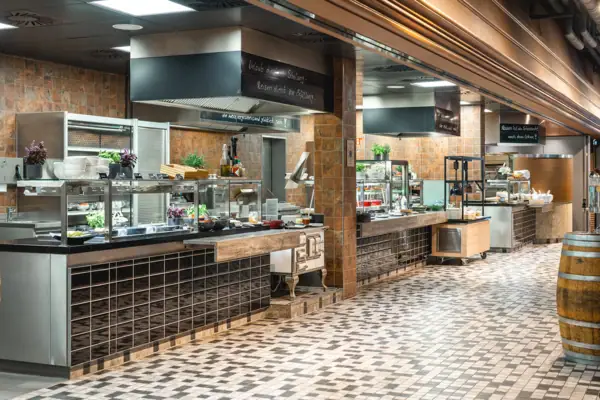 Eine Küche mit Essen auf der Arbeitsplatte.