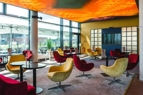 aja Bar Ein Raum mit Stühlen und Tischen.