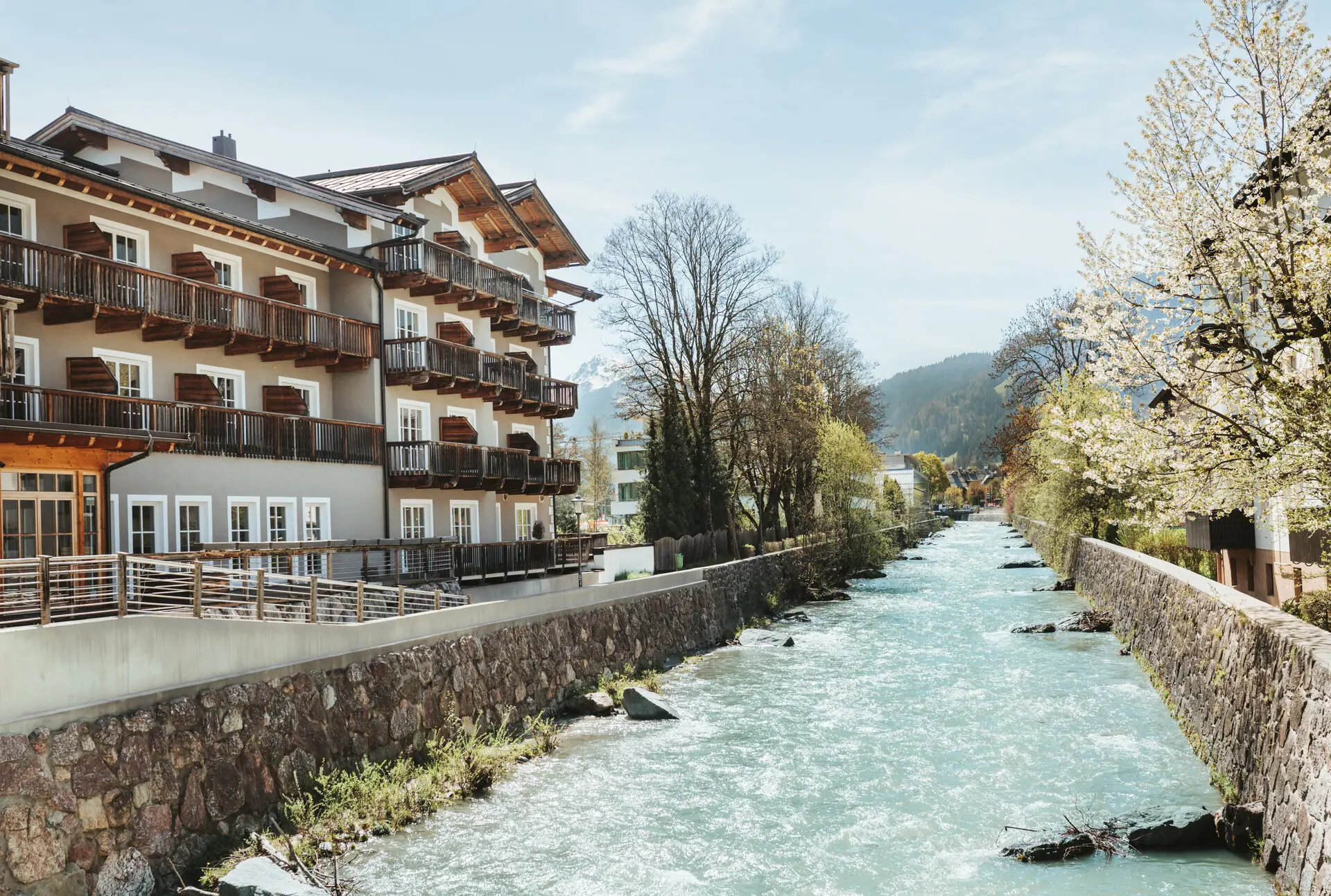 HENRI Kitzbühel Ein Fluss fließt durch ein Gebäude.