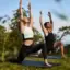 Ein Mann und eine Frau beim Yoga.