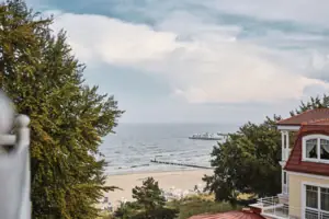 Ein Strand mit einem Boot im Wasser.