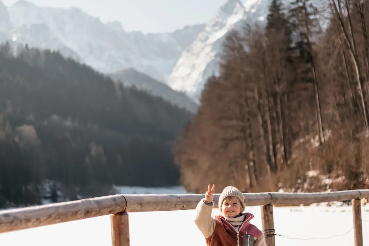 Ein Kind steht im Schnee.