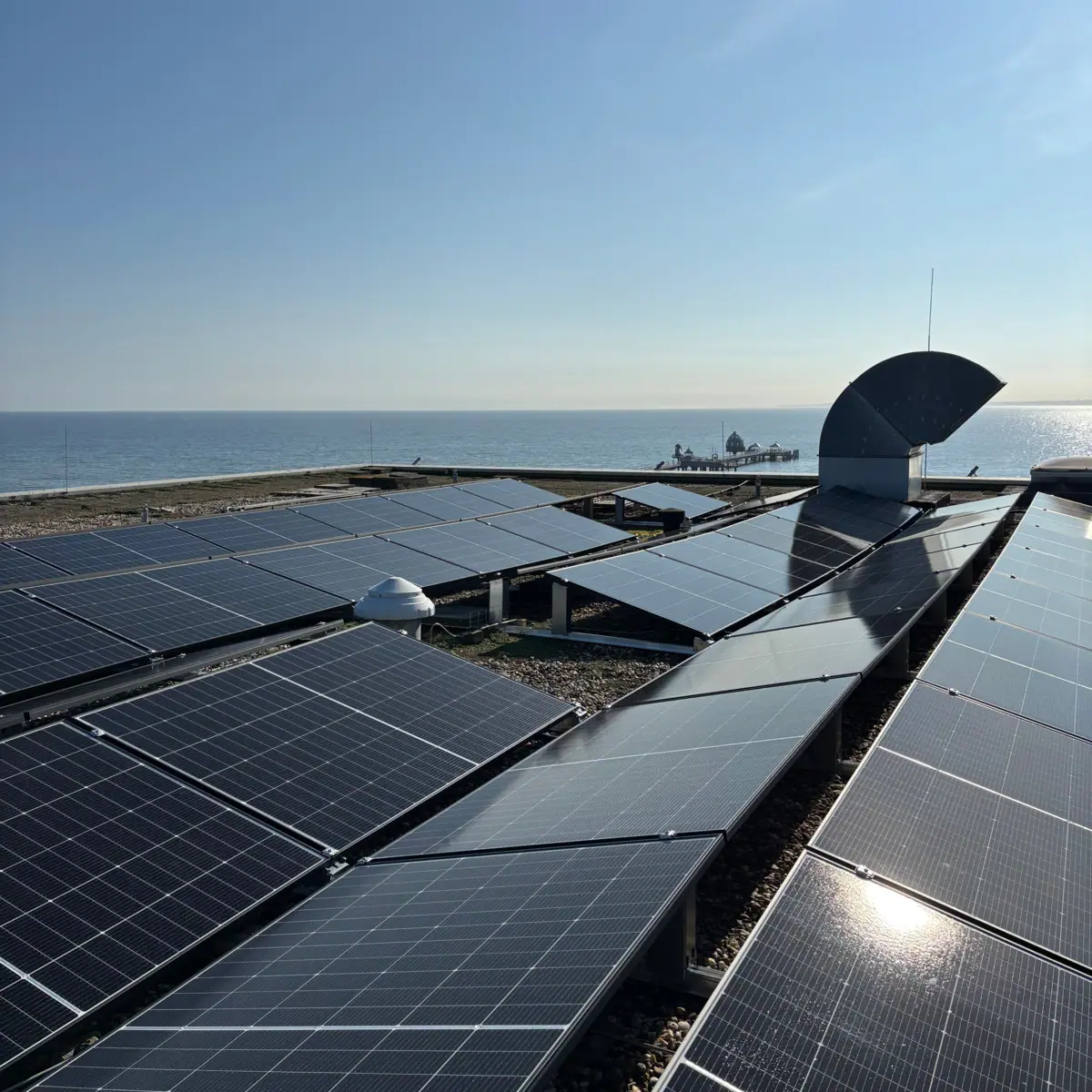 Solarmodule am Strand unter klarem Himmel