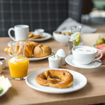 Ein Tisch mit verschiedenen Speisen und Getränken.