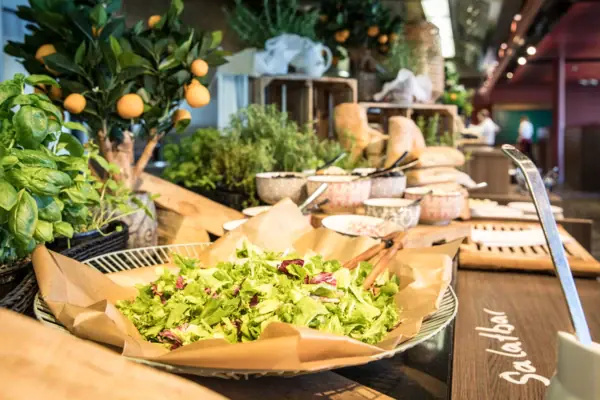 Buffet im JEDERMANNS Schüssel mit Salat auf einem Tisch