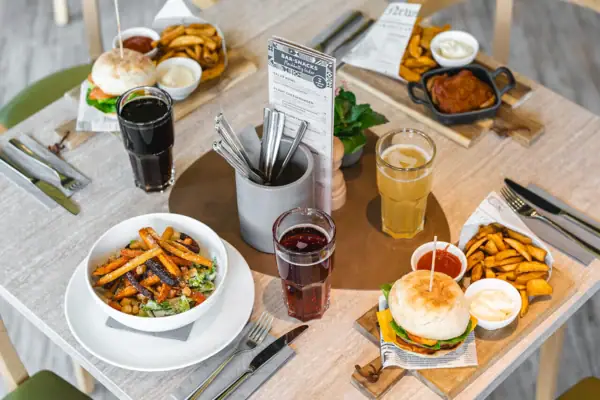 Gastronomie Ein Tisch mit verschiedenen Speisen darauf.