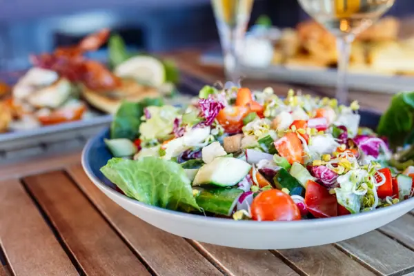Schüssel mit Salat auf einem Tisch