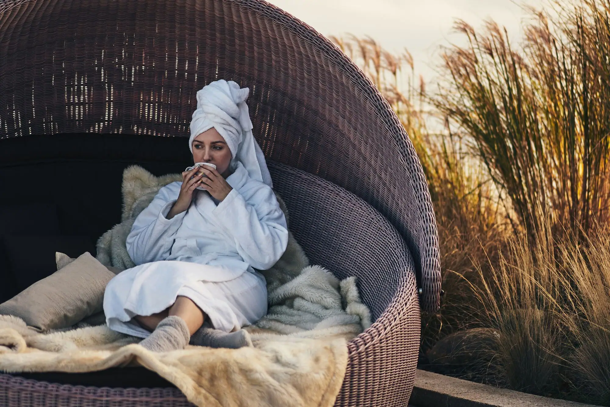 Eine Frau sitzt auf einem Stuhl.