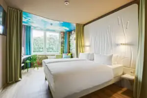 Ein Hotelzimmer mit einem Bett und einem Tisch.