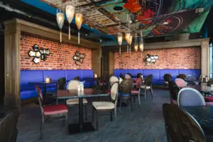 Ein Raum mit Tischen und Stühlen.