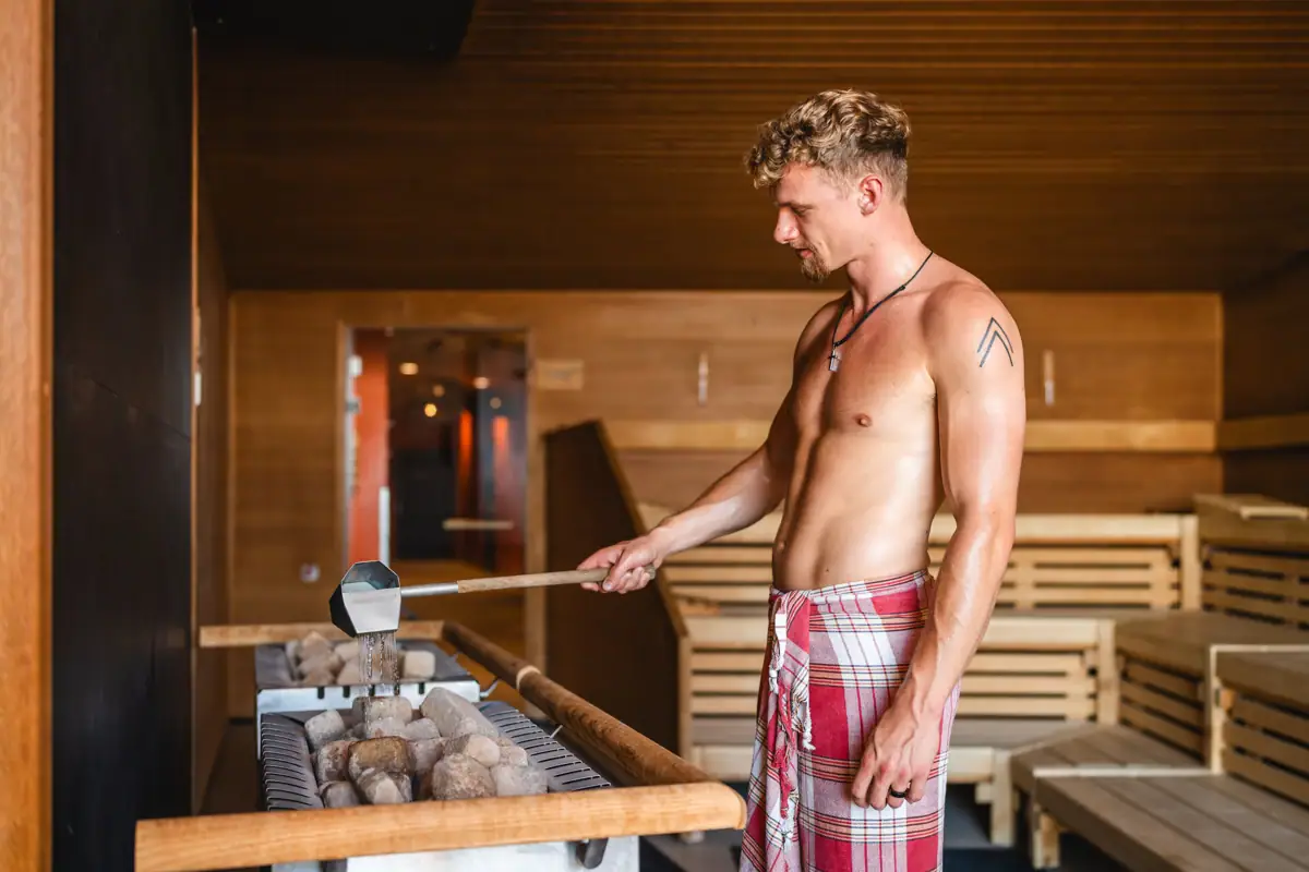 Ein Mann in rot-weiß karierten Shorts.