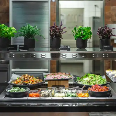 Lebensmittel auf einem Regal in einer Küche.