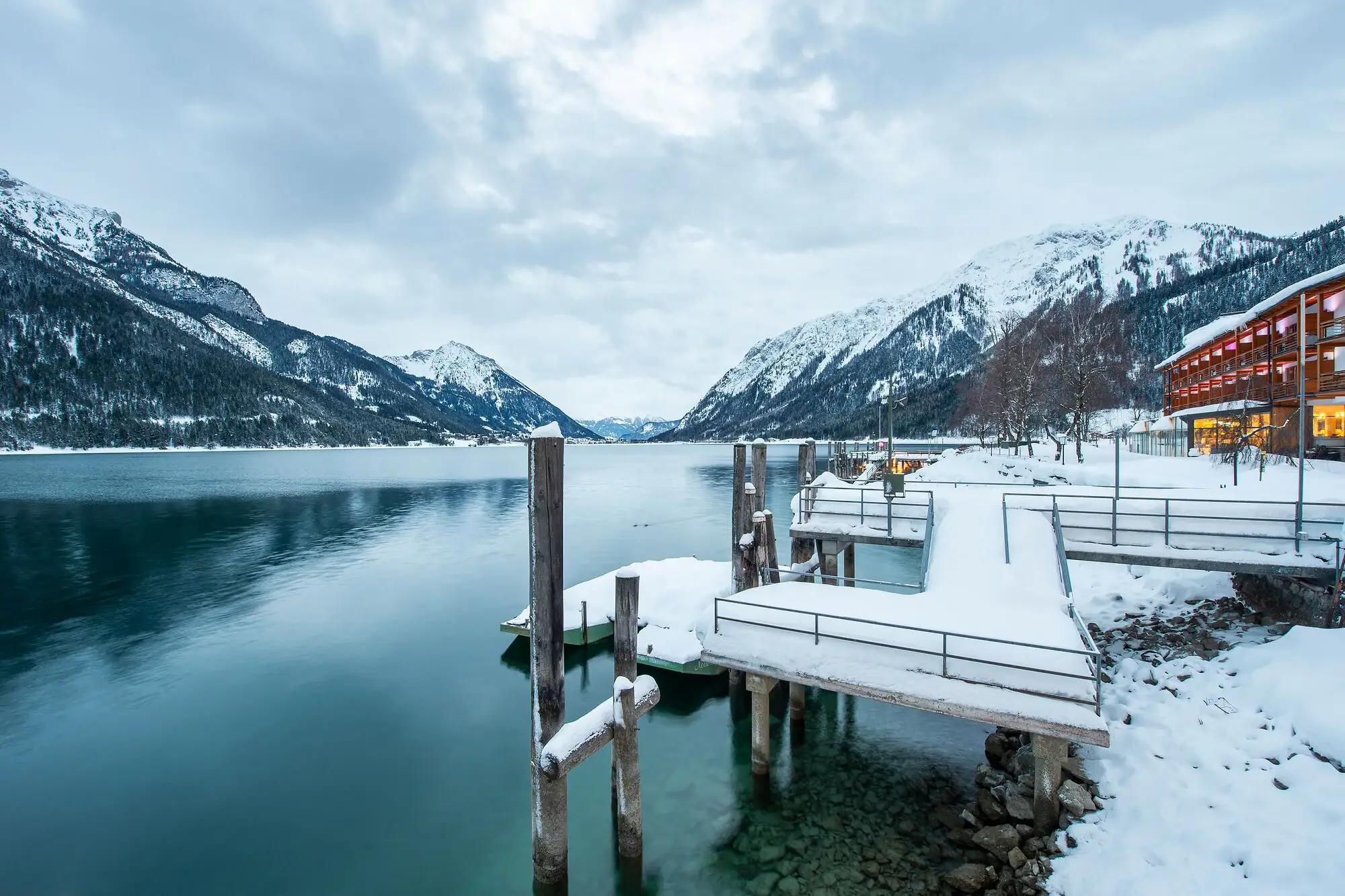 Fürstenhaus Steg mit Schnee Verschneiter Steg an einem See im Freien.