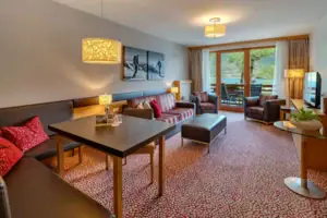 Suite Ein Raum mit einem Tisch und Stühlen.