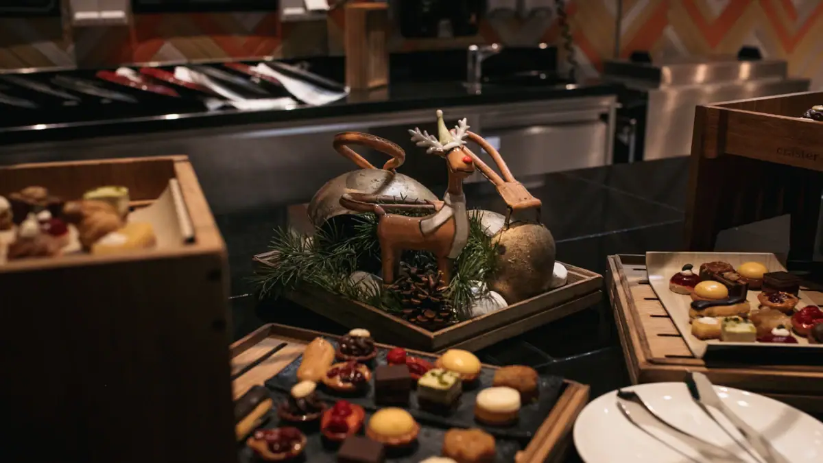 Ein Tisch mit verschiedenen Speisen darauf.