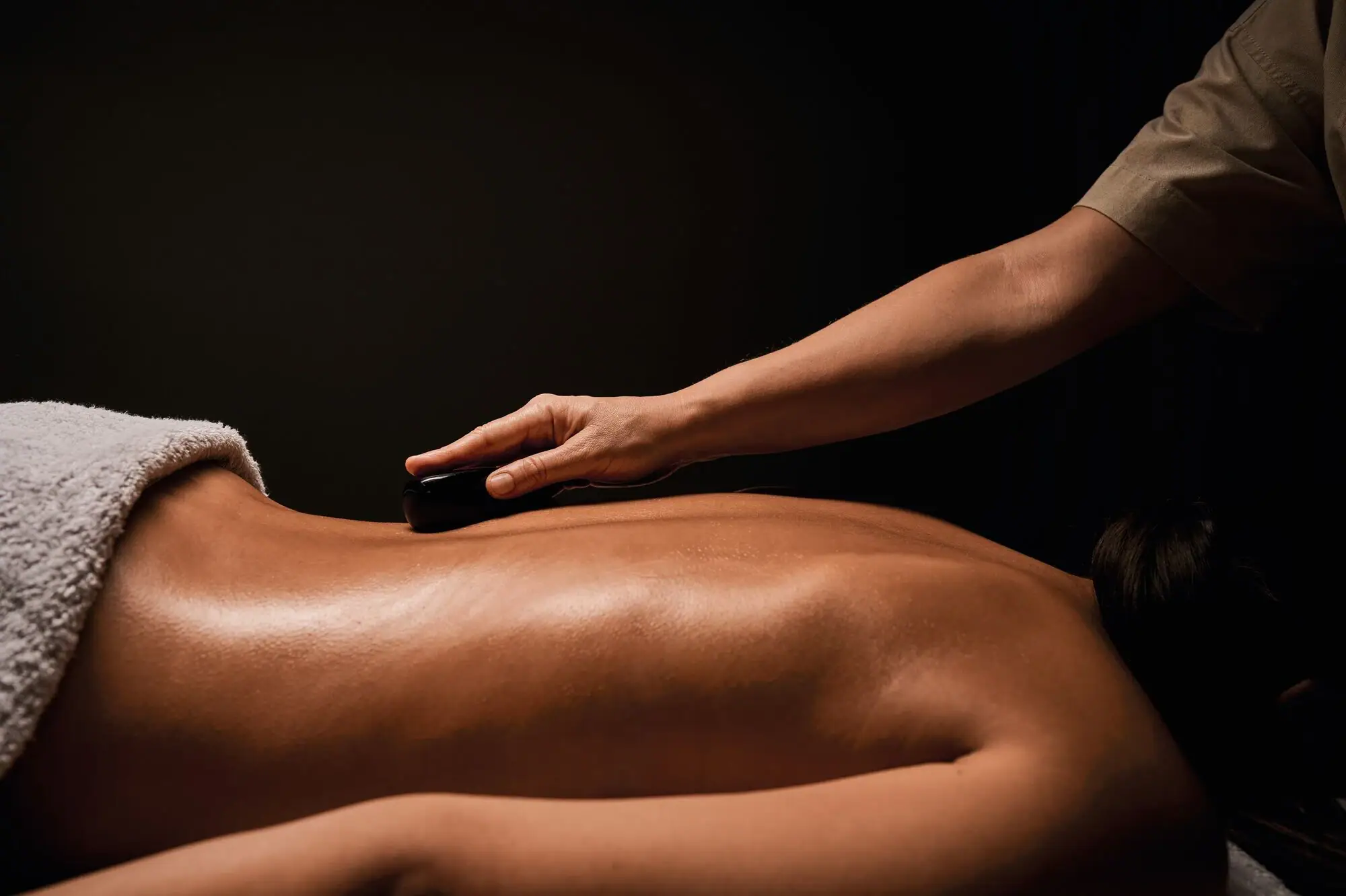 Eine Person erhält eine Massage.