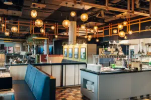 aja Restaurant Ein Restaurant mit einigen Tischen und Buffetflächen.