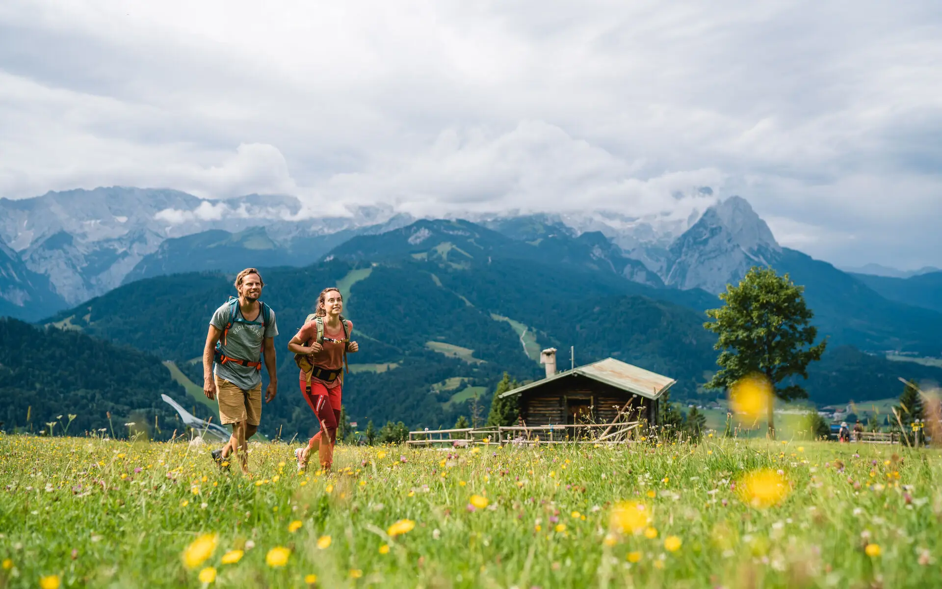 Zwei Personen wandern über die Berge in Garmisch-Partenkirchen