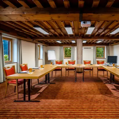 Ein Raum mit einem langen Tisch und Stühlen.