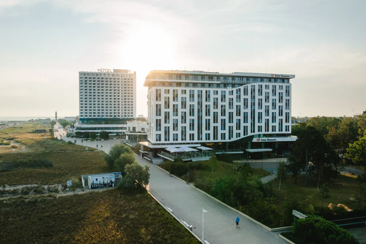 Eine Gruppe von Gebäuden neben einer Straße