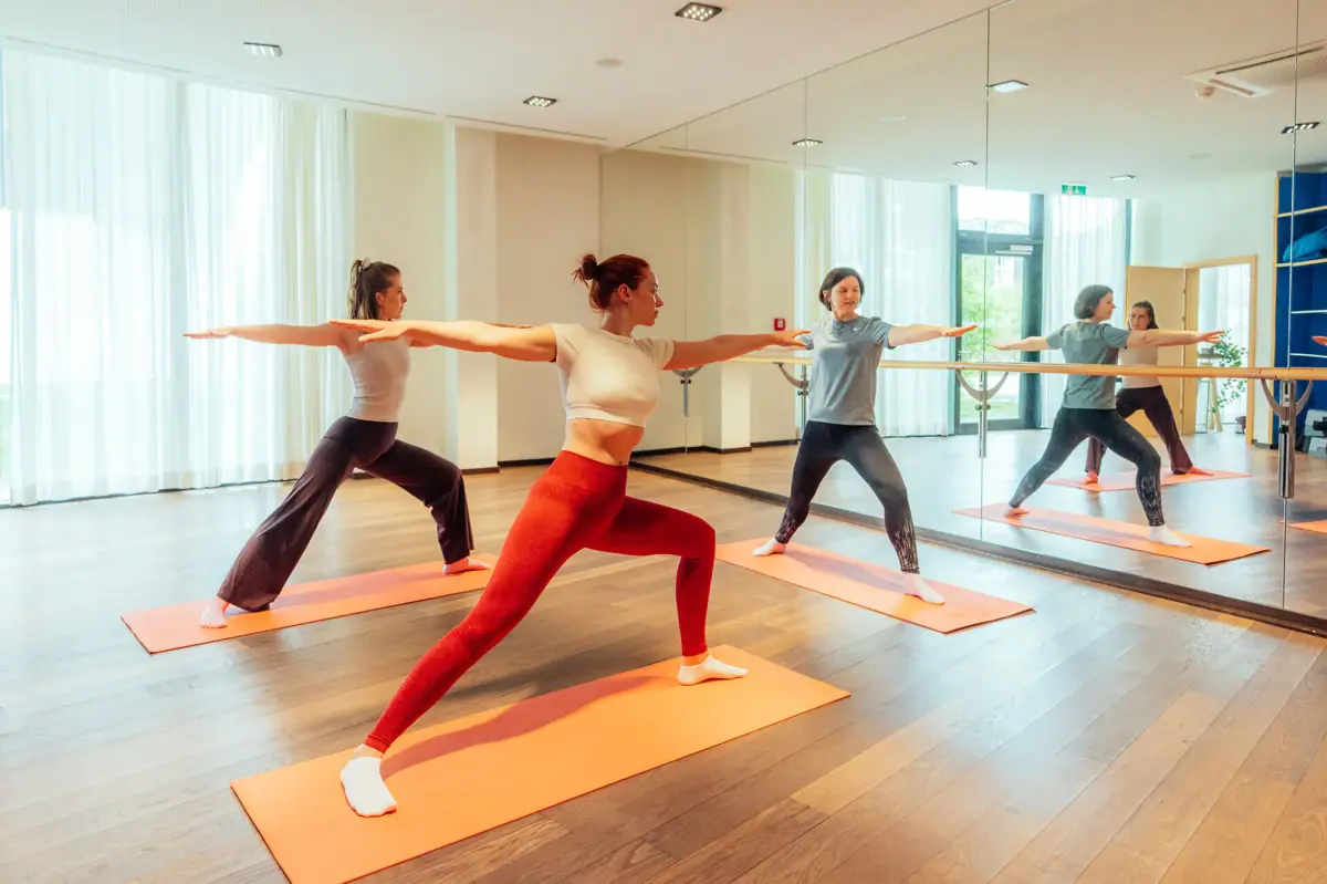 Eine Gruppe von Frauen macht Yoga.