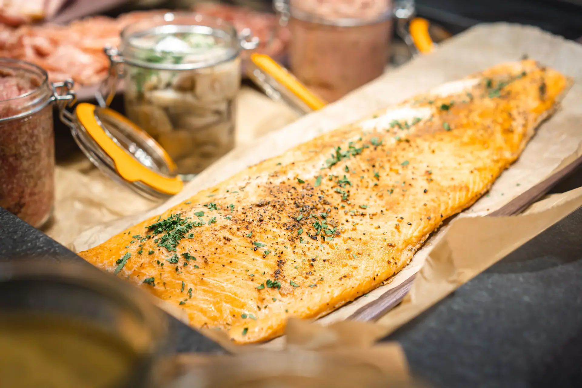 Lachs Ein Fisch auf einem Tablett.