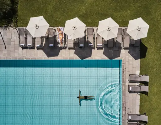 Eine Person schwimmt in einem Pool.