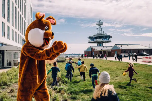 Eine Person in einem Kleidungsstück im Freien.