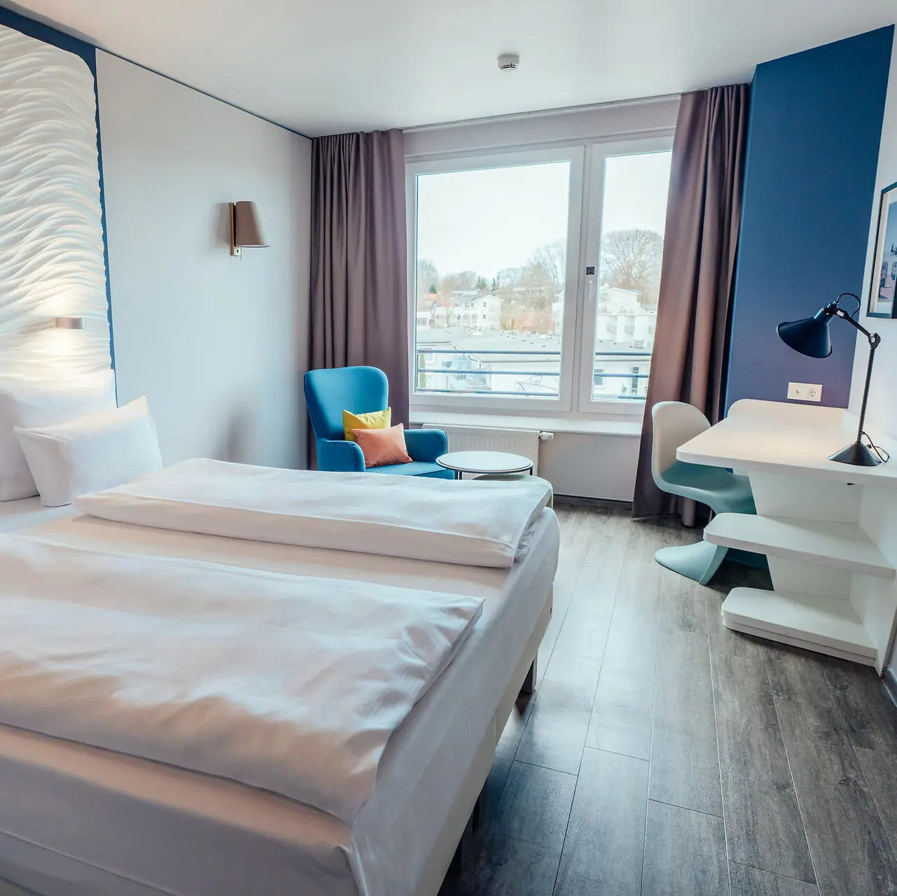 Ein Zimmer mit zwei Betten und einem Tisch.