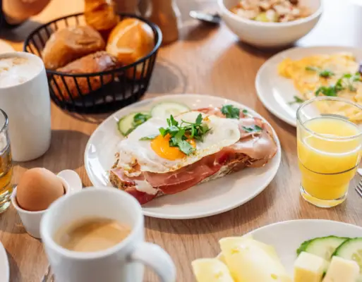 Frühstück Ein Teller mit Frühstück auf einem Tisch.