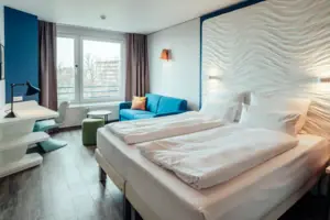 Ein Zimmer mit einem Bett und einem Sofa.