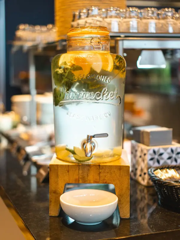 Buffet im JEDERMANNS Wasserspender mit Getränkespender auf einem Tisch.
