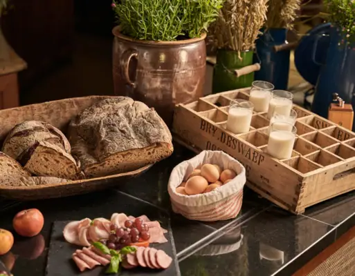 Ein Tisch mit Essen und Getränken.