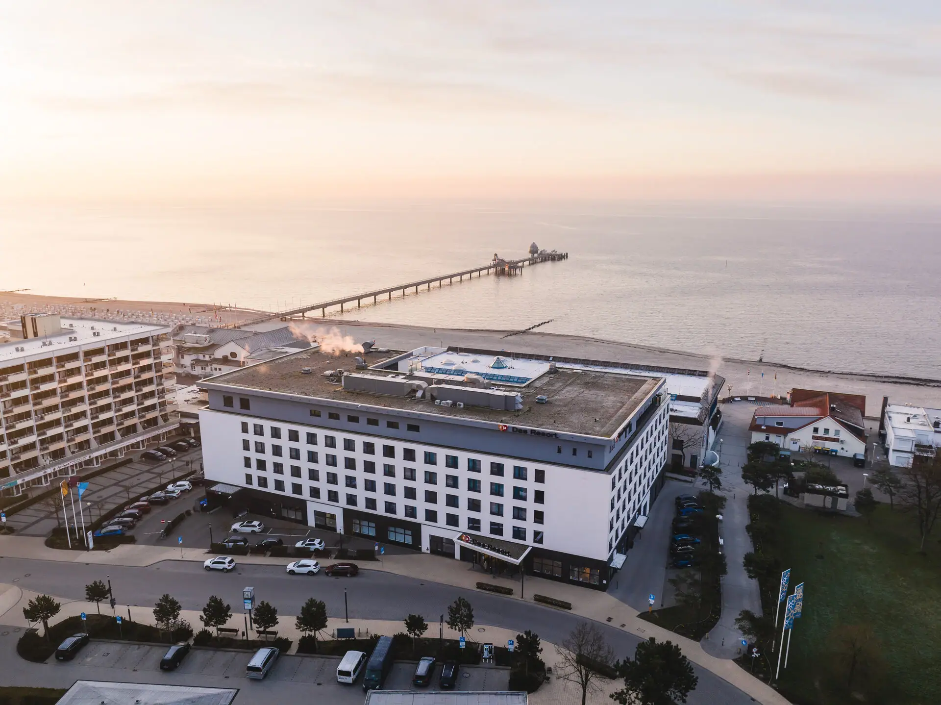 Ein Gebäude neben einem Gewässer unter einem bewölkten Himmel.