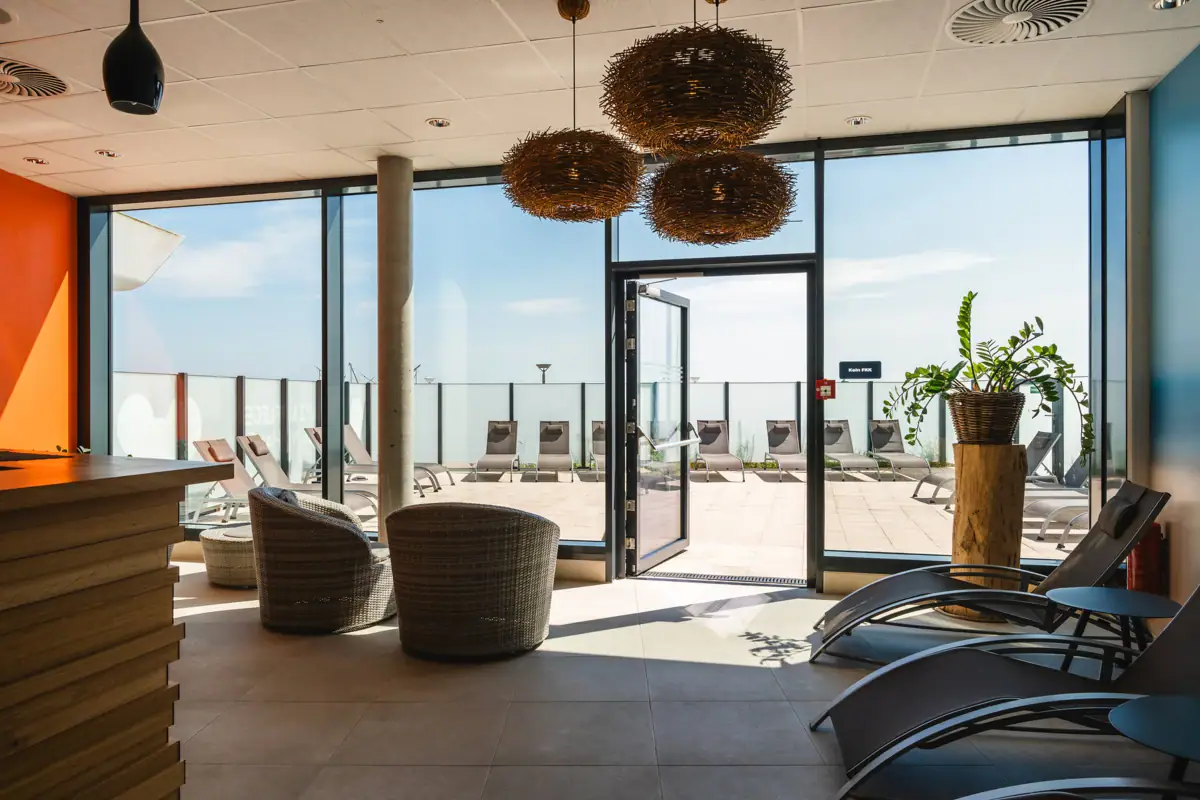 Ein Raum mit Stühlen und einer Glastür.