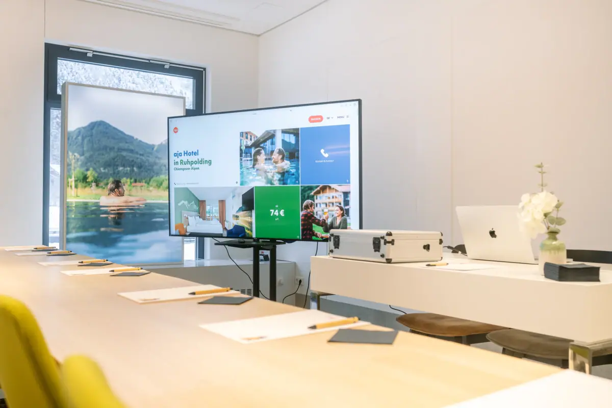 Ein Raum mit einem großen Bildschirm.