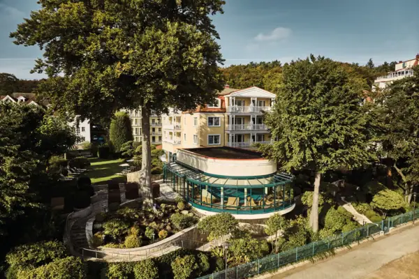 Ein Gebäude umgeben von Bäumen