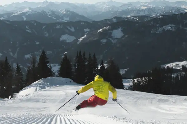 Skifahren Skifahrer vor Bergkulisse