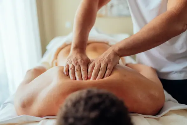 Massage Eine Person erhält eine Rückenmassage.