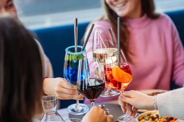 Drinks Eine Gruppe von Menschen hält Getränke.