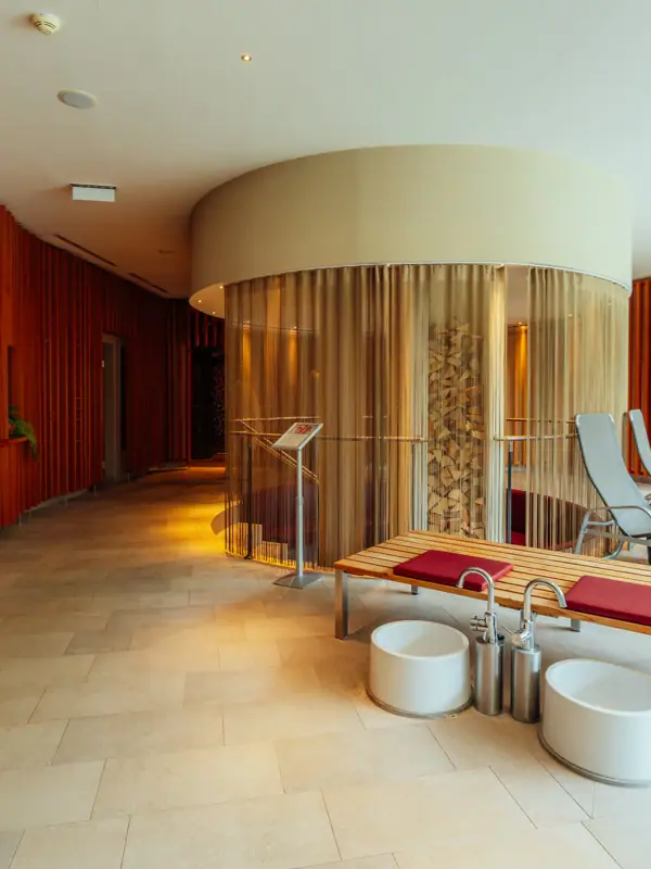 SPA-Bereich Ein Raum mit einer Glasstruktur und einer Bank.