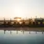 Eine Reihe von Stühlen am Pool im Freien.