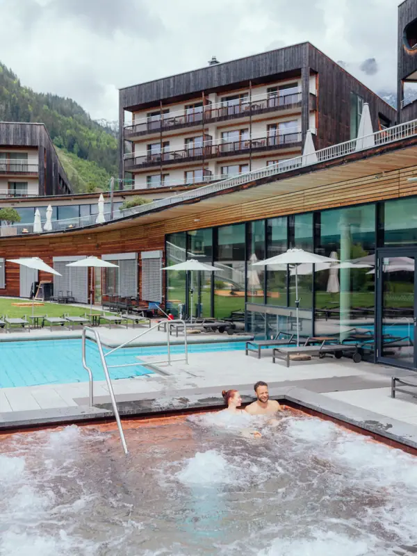 Ein Paar in einem Whirlpool.