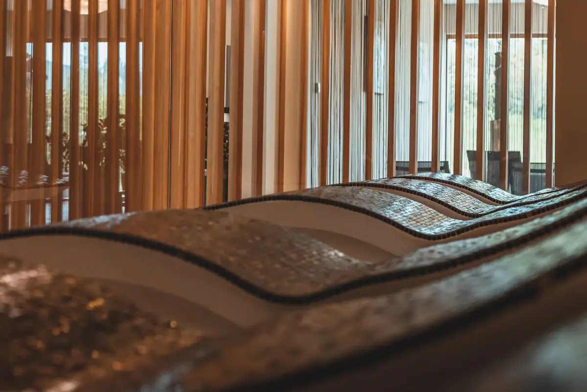 Ruheraum im aja Werfenweng Verschiedene Steinliegen in einem abgetrennten Bereich