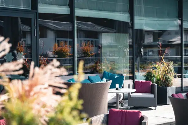 Eine Terrasse mit einem Tisch und Stühlen.