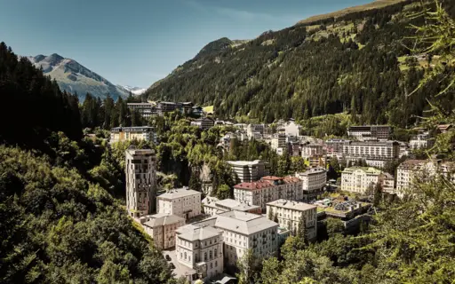 Eine Stadt in den Bergen mit Häusern und einer bergigen Landschaft. Eine Stadt in den Bergen mit Häusern und einer bergigen Landschaft.