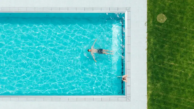 Außenpool Eine Gruppe von Menschen schwimmt in einem Pool.